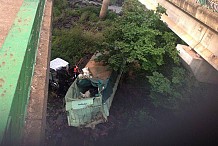 Plateau : Au moins un mort dans la chute d'un camion du pont De Gaulle