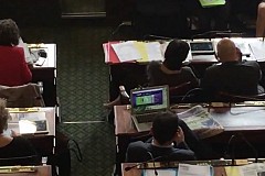 (Vidéo) Un élu regarde un match de l’Euro 2016 en plein Conseil de Paris (Vidéo) Un élu regarde un match de l’Euro 2016 en plein Conseil de Paris