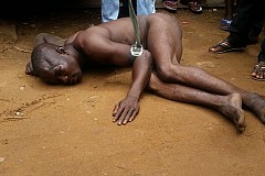 (Photos) Déshabillé et enchaîné comme un chien pour avoir volé un téléphone portable (Photos) Déshabillé et enchaîné comme un chien pour avoir volé un téléphone portable
