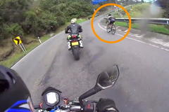 (Vidéo) Deux motards ridiculisés par un cycliste 