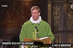 (Vidéo) Quand un prêtre compare Didier Deschamps et Jésus à la messe (Vidéo) Quand un prêtre compare Didier Deschamps et Jésus à la messe