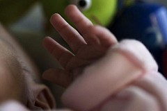 Il oublie sa fille dans la voiture au soleil et tente de la réanimer en la mettant dans le frigo
