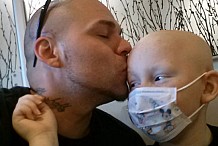 Il se fait tatouer le crâne en hommage à son fils atteint d’un cancer (photos)