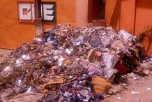 Béoumi : La mairie déverse des ordures devant la CIE qui lui a coupé l'électricité