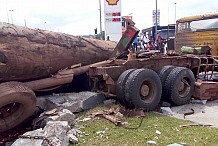 Riviéra 3 : Un camion perd ses freins et termine dans une station 