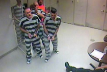 Des détenus américains forcent la porte de leur cellule pour sauver un gardien