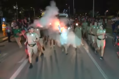 Il tente d'éteindre la flamme olympique à l'extincteur Il tente d'éteindre la flamme olympique à l'extincteur