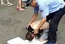 (Photos) Chine : Un faux amputé qui jouait au mendiant demasqué