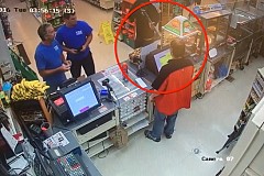 Courageux ou inconscient ? Le geste de ce caissier divise (vidéo) Courageux ou inconscient ? Le geste de ce caissier divise (vidéo)