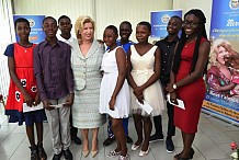 Dominique Ouattara offre des études en France aux 8 meilleurs élèves de la Côte d ’ Ivoire
