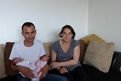 France: Le médecin coupe le doigt du bébé pendant la césarienne