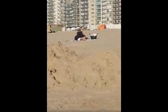 Un couple fait l'amour sur la plage alors que des enfants étaient à côté