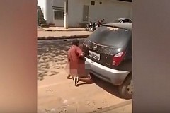 Brésil : Il fait l'amour au pot d'échappement d'une voiture Brésil : Il fait l'amour au pot d'échappement d'une voiture