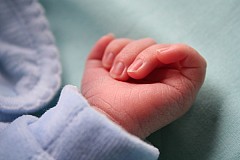 France : le bébé fait une chute mortelle pendant l'accouchement