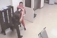Attaqué par un détenu, un gardien de prison reçoit l’aide d’un autre détenu (vidéo)