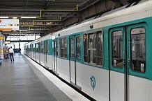 Paris : il vole le sac d'une femme et meurt percuté par le métro