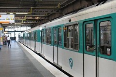 Paris : il vole le sac d'une femme et meurt percuté par le métro