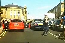 Angleterre : une automobiliste défend son mari en sortant l’artillerie lourde (vidéo)