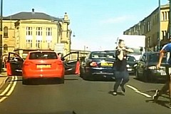 Angleterre : une automobiliste défend son mari en sortant l’artillerie lourde (vidéo)