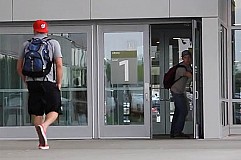 Abattu pour ne pas avoir tenu la porte à une femme Abattu pour ne pas avoir tenu la porte à une femme