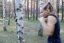 Une jeune boxeuse de 9 ans s’entraîne en frappant un arbre (vidéo)