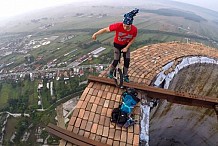Roumanie: Acrobaties hallucinantes à 256 mètres de hauteur