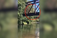 Il jette son beau fils de 4 ans du haut d’un pont situé à plus de 8 mètres au-dessus d’une rivière (vidéo)