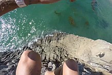 Il frôle la mort en sautant dans l’océan depuis une falaise (vidéo)