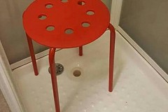 Norvège : Il se coince les testicules dans un tabouret de douche