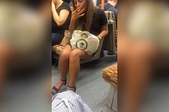 Ivre, elle tente de manger ses spaghettis dans le métro (vidéo)