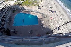 Il saute dans une piscine depuis le toit de son hôtel (vidéo)