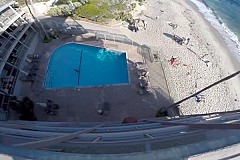 Il saute dans une piscine depuis le toit de son hôtel (vidéo) Il saute dans une piscine depuis le toit de son hôtel (vidéo)