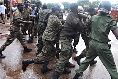 Tabou/ Des militaires battent à sang un gendarme Tabou/ Des militaires battent à sang un gendarme