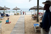 Côte d’Ivoire: des centaines de bénévoles nettoient la plage de Bassam
