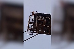 Les employés oublient d’accrocher son élastique, elle fait une chute de 42 mètres… (vidéo)