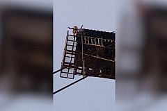 Les employés oublient d’accrocher son élastique, elle fait une chute de 42 mètres… (vidéo) Les employés oublient d’accrocher son élastique, elle fait une chute de 42 mètres… (vidéo)