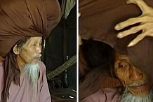 (Vidéo) Il n'a pas coupé ses cheveux depuis 50 ans et ne les a pas lavé depuis 11 ans, quand il enlève son foulard, tout le monde est stupéfait