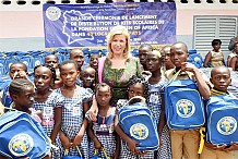 Rentrée Scolaire 2016/2017: La première Dame offre 12000 kits scolaires dans 40 localités du pays
