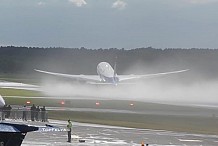 Un Boeing 787 réalise un décollage à la verticale (vidéo)