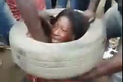 (Vidéo) Abobo : Une Voleuse  manque de peu de se faire brûler vive par des jeunes