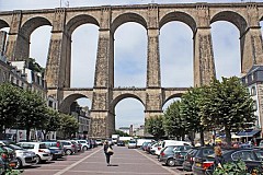 En pleine messe, le prêtre court se jeter d'un viaduc En pleine messe, le prêtre court se jeter d'un viaduc