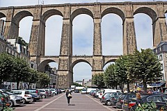 En pleine messe, le prêtre court se jeter d'un viaduc