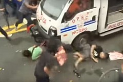 Un camion de la police philippine roule sur des manifestants
Un camion de la police philippine roule sur des manifestants