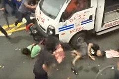 Un camion de la police philippine roule sur des manifestants
