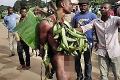 La foule le fait parader nu avec son regime de banane qu'il a volé...