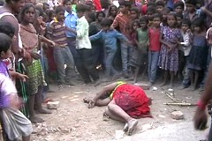 (Photos) Accusée d'avoir tuée son mari, une femme sauvagement battue par une foule en colère (Photos) Accusée d'avoir tuée son mari, une femme sauvagement battue par une foule en colère