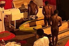 Pour devenir riches, des jeunes ivoiriens dorment nus dans des cercueils au Ghana...