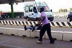 Italie : Pour échapper à un rapatriement, il tabasse deux policiers (Photos)
Italie : Pour échapper à un rapatriement, il tabasse deux policiers (Photos)
