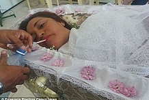 (Photos) Une femme passe la journée dans un cercueil  pour vivre ses propres funérailles