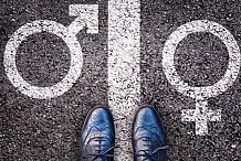 Une mère poursuit sa fille transgenre pour l'obliger à redevenir un garçon